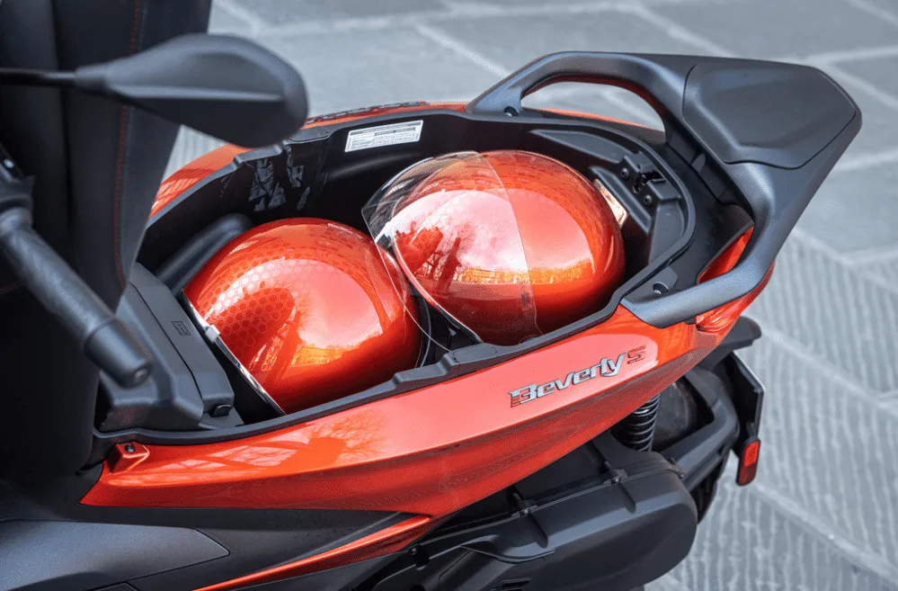 Beverly S 400 under seat storage