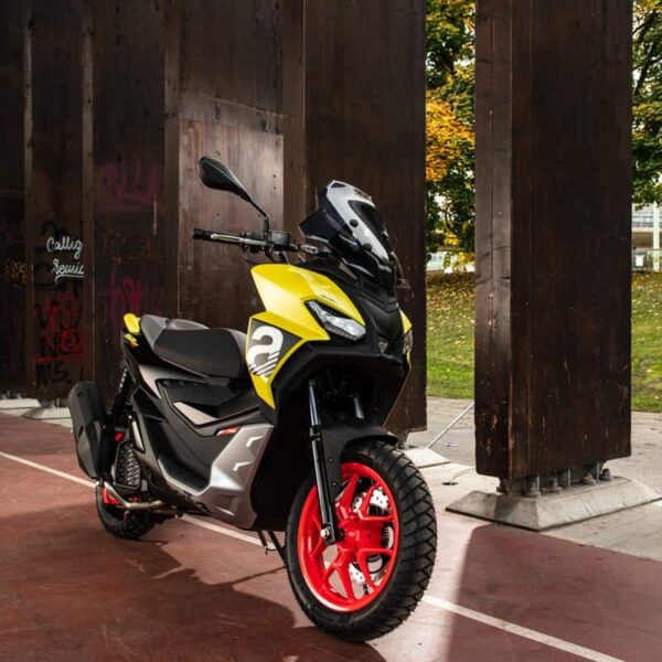Aprilia SR GT 125 Sport Street Gold Lifestyle 3