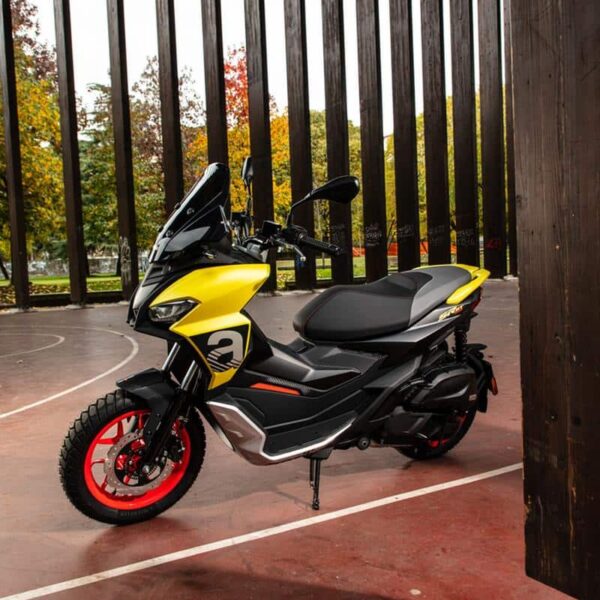 Aprilia SR GT 125 Sport Street Gold Lifestyle 2