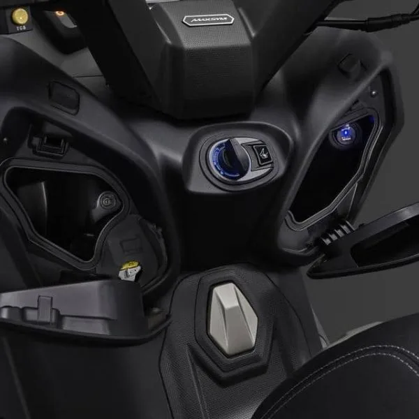 SYM MAXSYM 400i E5 Front compartments