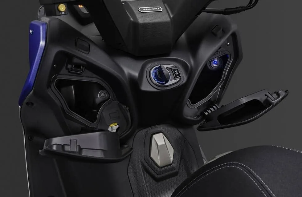 SYM MAXSYM 400i E5 Front compartments