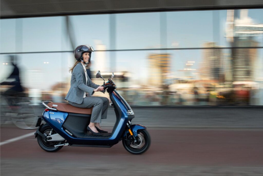 Segway e-Scooter E125S Lifestyle woman riding in motion