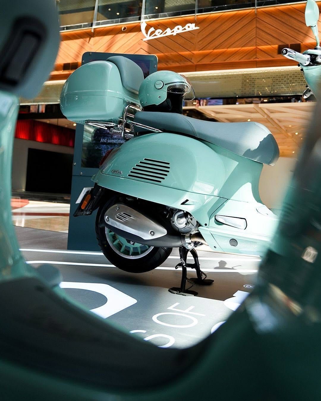 Vespa GTS300 80th anniversary edition top box